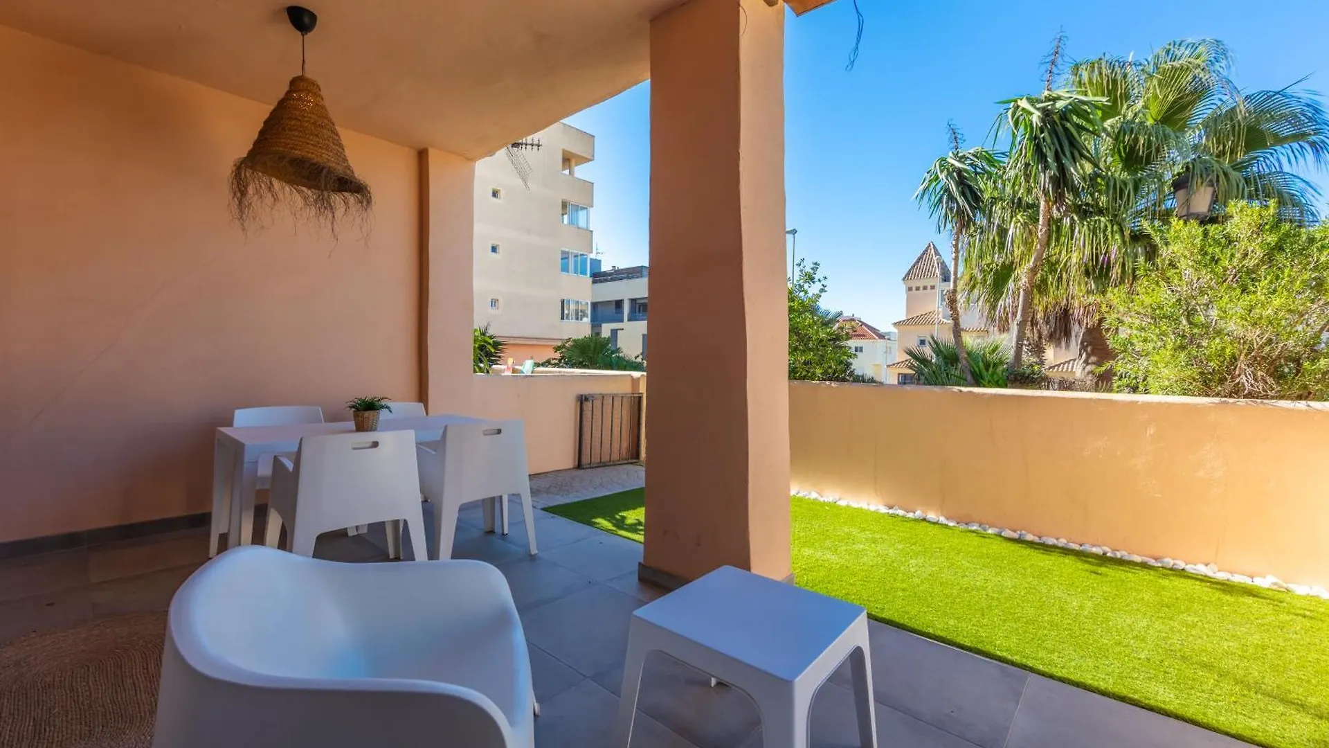 Surf Apartment - Wifi - Parking - Swimming Pool - Patio - Garden Tarifa